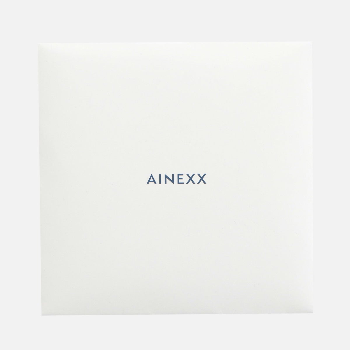 チーフとハンカチにはアイネクスのオリジナルケースにお入れします