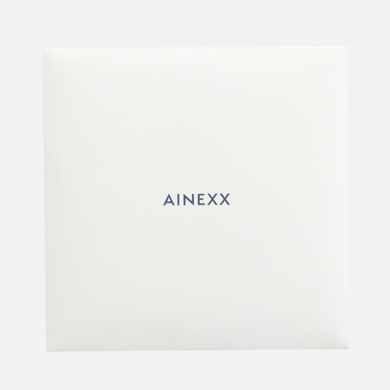 チーフとハンカチにはアイネクスのオリジナルケースにお入れします