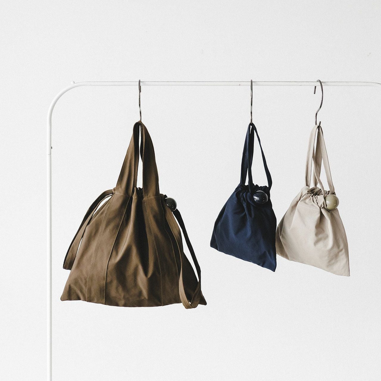 Ball Charm Satin Tote | AINEXX ONLINE（アイネックスオンライン）