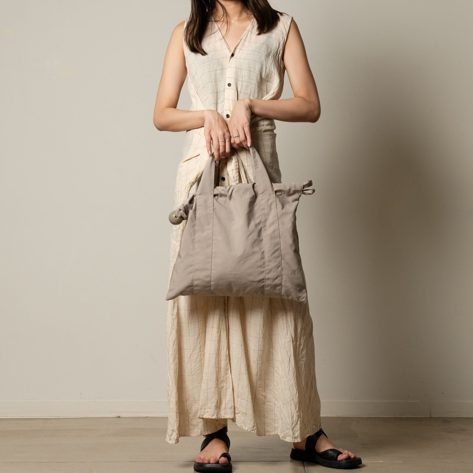 Ball Charm Satin Tote | AINEXX ONLINE（アイネックスオンライン）